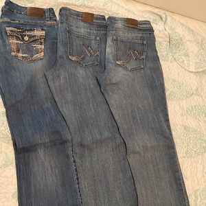 3 pairs of Maurice’s jeans. Very good condition.